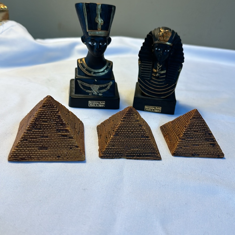 Egyptian Pharaoh Mummy and pyramids - Picture 5 of 16